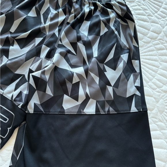 Under Armour Boys Shorts- Size Junior Medium - Picture 11 of 15